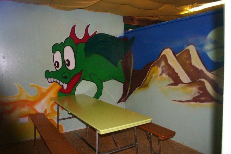 Riesiger Drache im Spielbereich